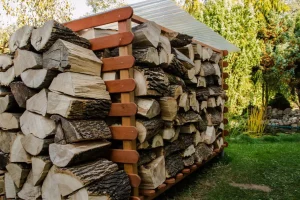 Drewno kominkowe – jak je przechowywać