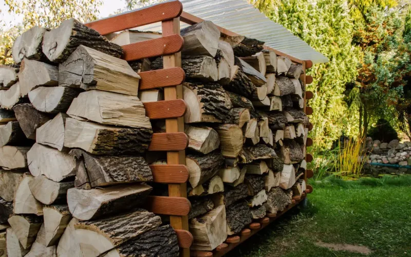 Drewno kominkowe – jak je przechowywać