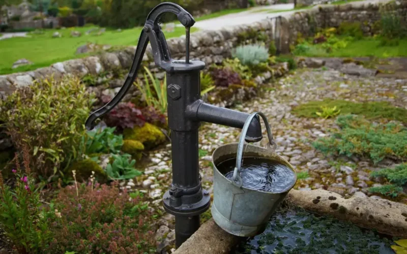 Czy trzeba zgłaszać budowę oczka wodnego i studni w ogrodzie?