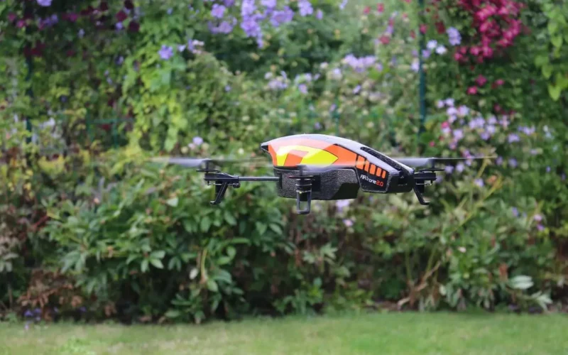 Dron nad ogrodem, czy sąsiad może latać nad moją działką